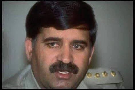 Raihan_093's tweet photo. دا جنرال اسلم وطن جار و نوموړی د افغانستان د هغه پوځي افسرانو له ډلې څخه و، چې د ۱۳۵۷ کال د خلقیانو (د ثور انقلاب) پر مهال یې د شهید داود خان حکومت رانسکور کړ، اسلم وطن جار په دې کودتا کې یې مرکزي ونډه درلوده.
هغه مهال چې د افغانستان سیاسي، نظامي او اقتصادي حالت ډیر منظم او پر پښو ولاړ و او د سردار داود خان حکومت هڅه کوله چې افغانستان د سیالانو د قطار په سر کې ودروي.
خو د خلق او پرچم ډلې د ۱۳۵۷ کال د ثور په ۷مه نیټه د داود خان پر حکومت کودتا وکړه، په همدې عملیاتو کې اسلم وطن جار د ټانکونو د قطعاتو له هغو قومندانانو څخه و چې د ارګ ماڼۍ د کلابندولو او برید برخه یې پر غاړه درلوده.
خلیقانو پدې ورځ یو بشپړ سیال نظام رانسکور کړ، له کومې ورځې چې دوی کودتا کړې افغانستان بیا ښه ورځ نده لیدلې، نن چې افغانستان د هوایي او اقتصادي ځواک له امله له پښو غورځیدلی او له نړی ۵۰ کاله شاته پاتې دی، عامیلن یې همدغه خلیقان دي.

تاریخ کتابونه لیکي د خلیقانو د دورې  پوځي او سیاسي مشرانو د خپلو شخصي ګټو او د بهرنیو قدرتونو د نفوذ له امله داسې پریکړې وکړې چې پایله یې د هیواد لپاره درنې بدبختۍ، جګړې او د خلکو لویه دربدري رامنځته شوه.

افغان ملت که اوس هم له تیر تاریخ عبرت وانخلي هیڅکله به د سیالی په ټغر ناسته ونکړي، دا چې اوس بشپړ نظام حاکم دی، ډلې ټپلې له منځه تللې باید ټول افغانان یو بل ته د زغم غاړه پرانځو او هیواد ګډ د ابادی او سیالی په لور روان کړو.
کنه همداسې به شاته پاتې یوو لکه نن چې د نړی په وړاندې د بې وسې ورځې او شپې تجربه کوو.