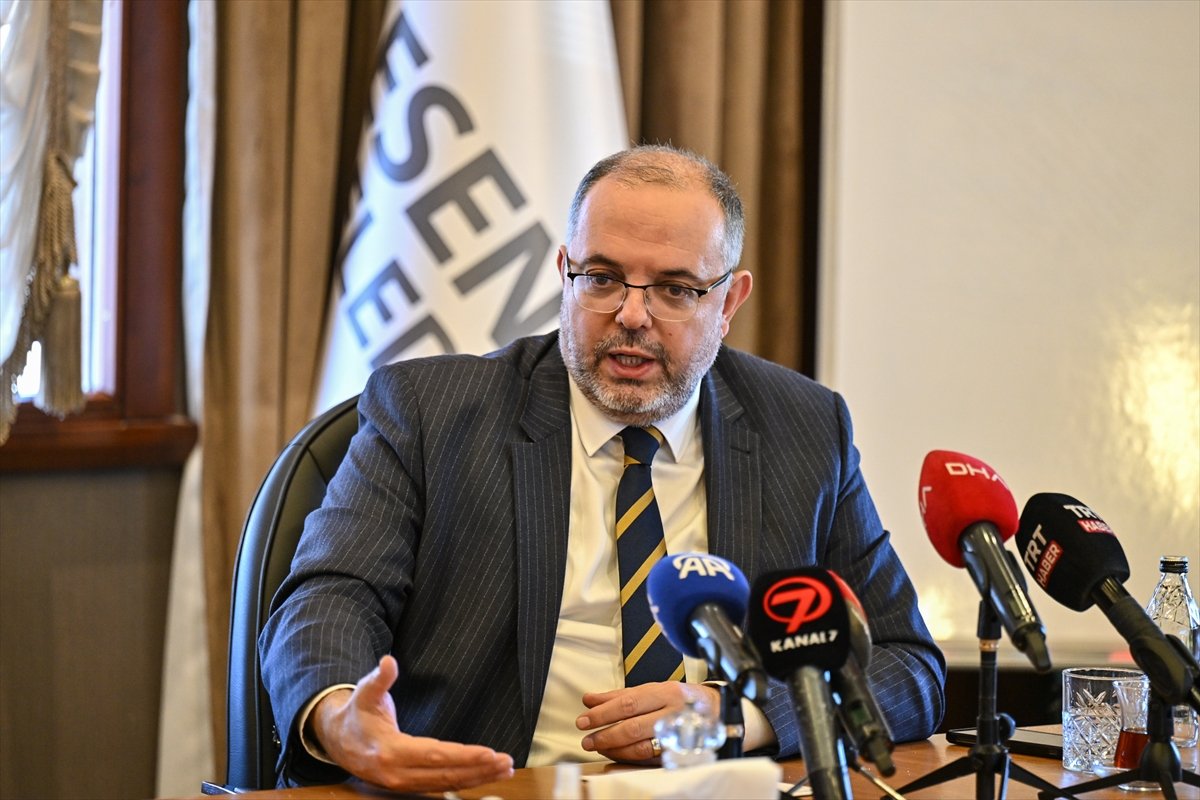 beehaber's tweet photo. MSÜ Rektörü Prof. Dr. Erhan Afyoncu, okul saldırıları sonrası çözüm önerilerini sıraladı.

🔹 “Her okula güvenlik için en az bir resmî güvenlik personeli görevlendirmeye çalışmalıyız.”

🔹 “12 yıllık eğitimi yeniden gözden geçirmeliyiz.”

🔹 “Ders saatlerini ve müfredat yükünü azaltıp çocuklara sosyal ve sportif alan açmalıyız.”

🔹 “Çocukları okul dışında da futbol, basketbol, yüzme gibi sporlarla daha fazla buluşturmalıyız.”

🔹 “Sosyal medya ve oyunların şiddet eğilimini artırdığı çok açık.”

🔹 “Sosyal medya kullanım yaşına ilişkin düzenlemeyi vakit kaybetmeden çıkarmalıyız.”

🔹 “Okul müdürlerinin yetkilerini ve imkânlarını artırmalıyız.”

🔹 “Öğretmenler ve idare üzerindeki aşırı veli baskısını azaltmalıyız.”

🔹 “Ailelere ebeveyn eğitimi vermeliyiz.”

🔹 “Akran zorbalığını bütün yönleriyle ele almalıyız.”

🔹 “Okullarda hızlı psikolojik taramalar yapıp eski taramaları da yeniden değerlendirmeliyiz.”

🔹 “Eğitim alanındaki meselelerde psikoloji biliminden çok daha aktif yararlanmalıyız.”