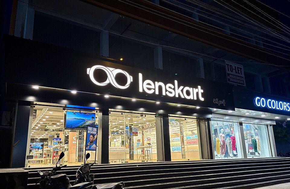 EnglishSalar's tweet image. An internal document of Lenskart that details the office #dresscode has sparked a major controversy as people highlighted that it didn't approve of #bindi and #tilak but allowed #hijab &amp;amp; turban. 

As the row snowballed, #Lenskart founder-CEO #PeyushBansal clarified that the