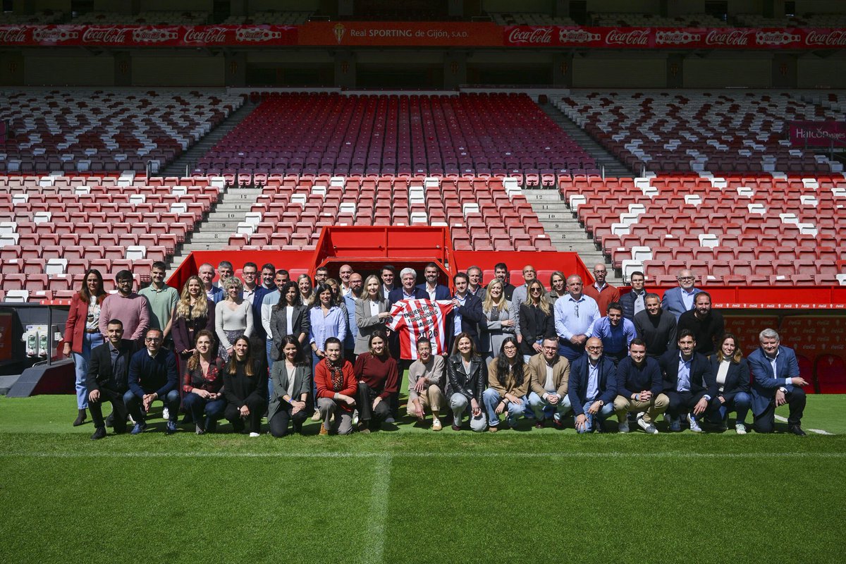 FundacionLaLiga's tweet photo. 📸📸📸📸📸

Foto de familia del XVIII Encuentro de Fundaciones del Fútbol Profesional en Gijón. 😎 https://t.co/V0BqZvEEwu