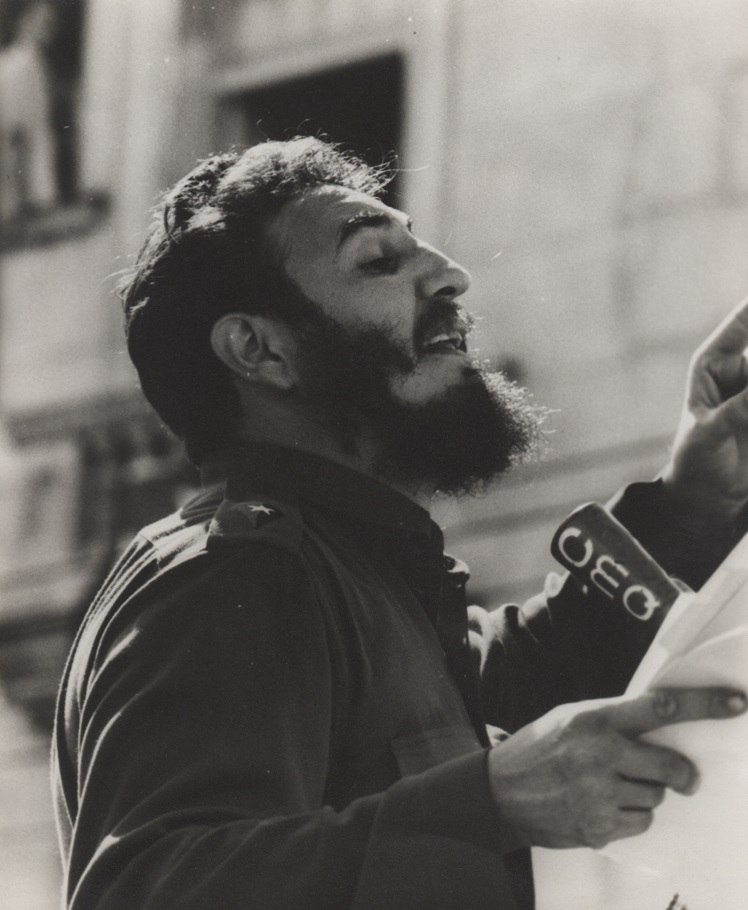 🇨🇺 Un día como hoy: 

 *Fidel en la despedida de duelo de víctimas de bombardeo contra aeropuertos cubanos, el de 16 de abril de 1961* 
#100AñosConFidel
💚 *El Siglo de Fidel*