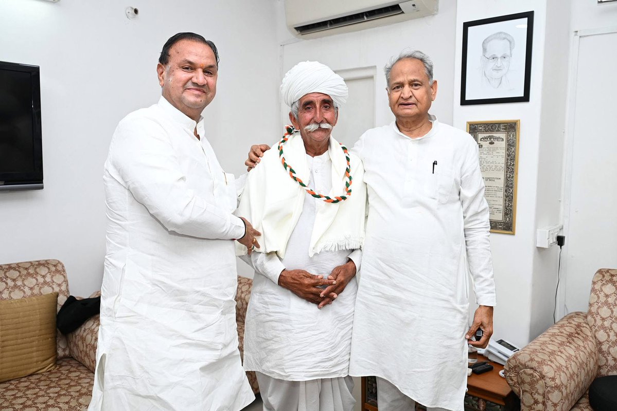 आज जयपुर में पूर्व मुख्यमंत्री जननायक श्री अशोक गहलोत साहब से मुलाकात की।<a href="/ashokgehlot51/">Ashok Gehlot</a>