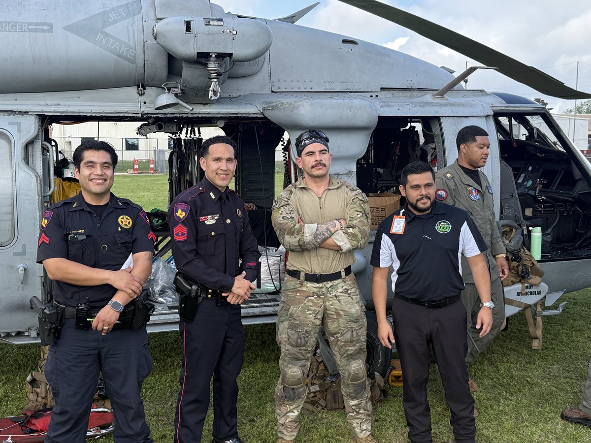 Michael_A_Webb's tweet photo. Helicopter touchdown + rappel demo at Tomball High today! Thank you NJROTC @TISDTHS for bringing Fleet Week to @TomballISD.  🇺🇸🚁 https://t.co/TAF7eb0Iz8