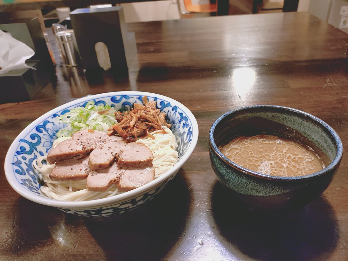 先日は
新所沢　らーめんこてつさんで限定の『肉煮干しつけめん』を訪食😋
細パツ麺をつけ汁に入れ一口・・・おや今までの酸味あるつけ汁と違う🤔
食べやすいがインパクトない😓
オーナーに聞くと今回酸味は入れてないと。
今までの方が良いですか？と聞かれたのでハイと答え😉
今日もご馳走様でした🤗
