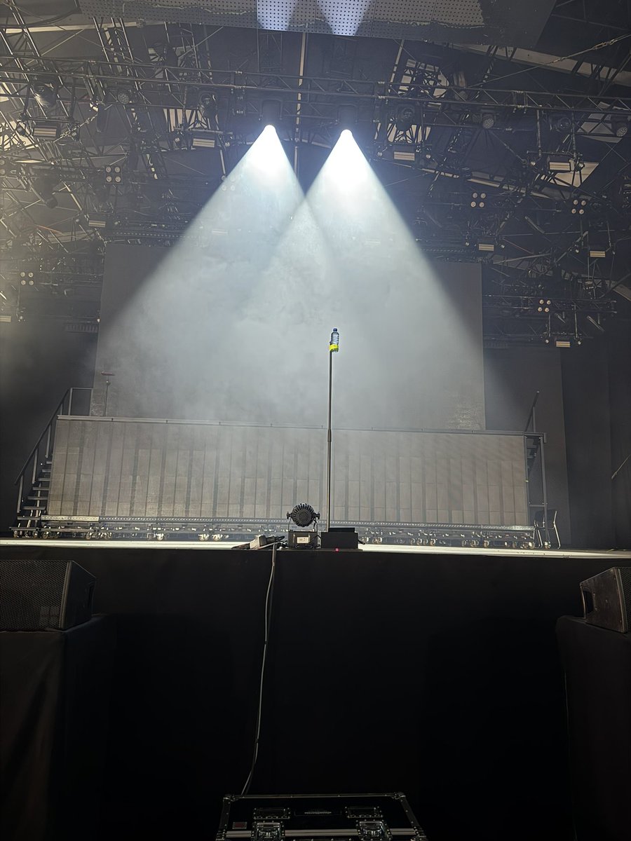 c_txrbl's tweet photo. J’ai chaud mais jsuis front row hihi https://t.co/TDOICSoSHo