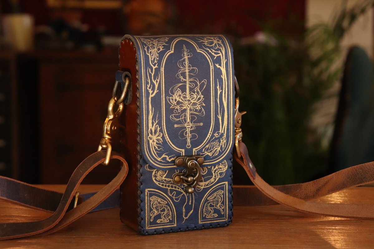 SpeechlessBard's tweet image. The last sprint for Elfia Vorden, Fantasy Basel and Dokomi has started. With everyone asking to test the Festival Pouches out at the conventions, we can't decide on which colours to bring the most of. Or what new colours to test. Any special requests? 📋️ 
#leathercraft #handbag