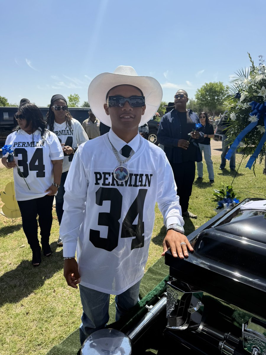 JB00giee's tweet photo. Well daddy I never seen this coming this soon. You taught me the game you made me be the man I am today. I hate to let you go but I know I’ll see you very soon pops. Thank you for 24 amazing year💔👼🏽 

#PermianLegend https://t.co/uVX9J87jh8