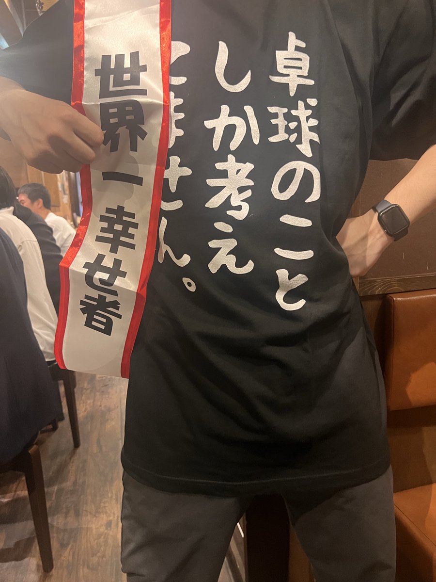 takesaku0310's tweet photo. 【第二回民泊大卓球大会🏓　民泊卓球王決定！】

優勝は、、、

第一回に続き、
金モップ！！㊗️

おめでとうございました！！

準決勝・決勝と、白熱の戦い！
熱い応援が飛び交い、会場が沸きました！

takesaku &ゆっけが賞品を持ってくるのを忘れる😱というハプニングがありましたが、皆さまに楽しんでいただけて良かったです！
ご参加いただきました皆さま、スムーズな運営へのご協力を誠にありがとうございました。😌

次回、第3回目もまた���ヶ月後に企画したいと思います！
皆さまそれまでに、体力作り＆練習などしながら、楽しみにお待ちくださいませ。😌

会場外での応援もありがとうございました。次回こそ参加したい！という強者の皆さま、takesakuからの募集告知をお見逃しなく。😌

とっても楽しい時間をありがとうございました！😆😆😆

民泊卓球部長
takesaku＆ゆっけ@yukke_sumida