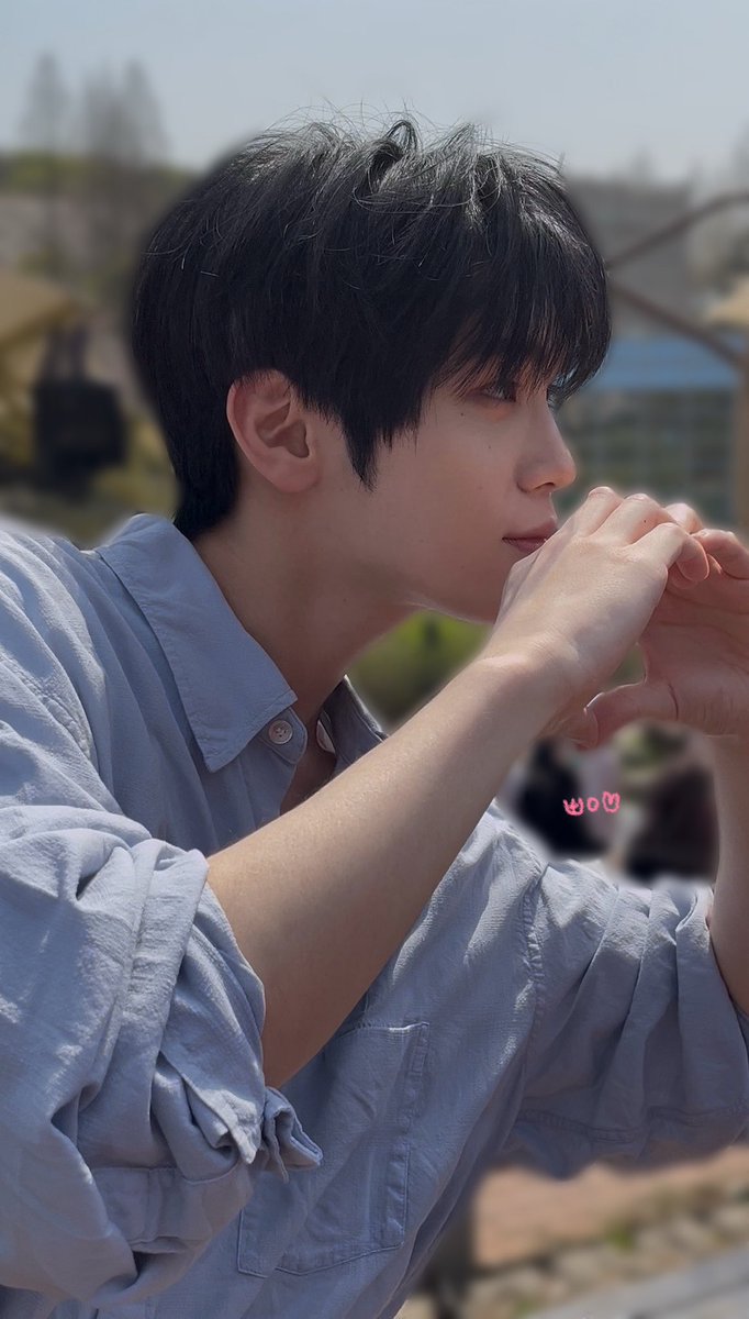 oneand___Only's tweet photo. 남자가 이렇게 생겼는데 지는 사랑 참는 사랑 이런 거 전문으로 하고 노래 너무 너무 잘하고 악기도 할 줄 알고 목소리도 좋고 절절매는 자기 자신을 부끄럽게 여기지 않고 성질 급한 거 맨날 누르고 살고 생활 애교도 있고 게임 좋아하는데 컴퓨터 끄고 도망가도 용서하는 관용마저 갖춤 이게 실화? https://t.co/3fShIZB3Sl