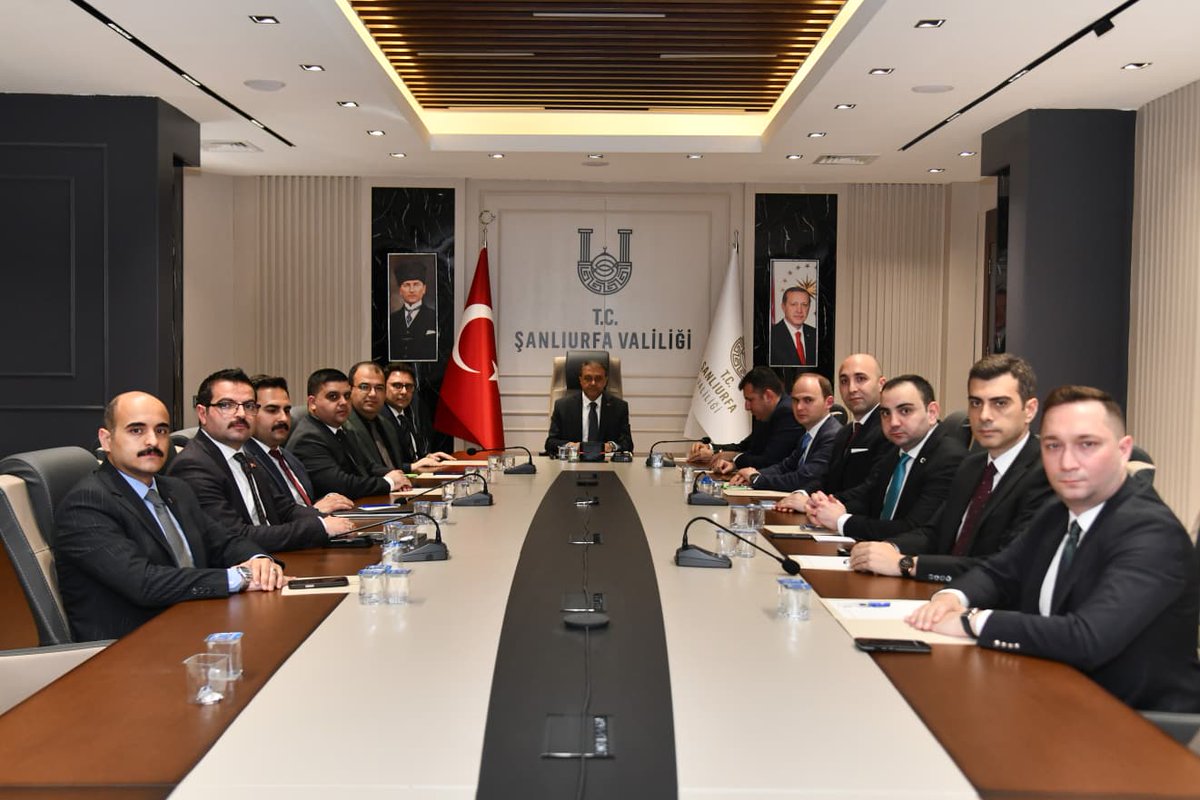 UrfaValiligi's tweet photo. Vali @hasansildak başkanlığında Kaymakamların katılımıyla okullarda eğitim süreçlerini etkileyen olumsuzlukların önlenmesine yönelik konuların görüşüldüğü toplantı gerçekleştirildi. 

Vali Şıldak, il genelindeki bütün okullarda arttırılan güvenlik tedbirlerinin etkili şekilde uygulanmasını, eğitim ortamlarının en uygun koşullara sahip olması için çalışma yapılmasını istedi. 

@TC_icisleri 
@tcmeb