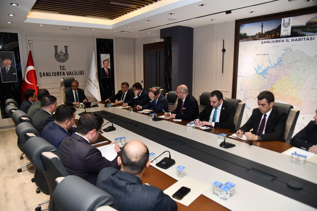 UrfaValiligi's tweet photo. Vali @hasansildak başkanlığında Kaymakamların katılımıyla okullarda eğitim süreçlerini etkileyen olumsuzlukların önlenmesine yönelik konuların görüşüldüğü toplantı gerçekleştirildi. 

Vali Şıldak, il genelindeki bütün okullarda arttırılan güvenlik tedbirlerinin etkili şekilde uygulanmasını, eğitim ortamlarının en uygun koşullara sahip olması için çalışma yapılmasını istedi. 

@TC_icisleri 
@tcmeb