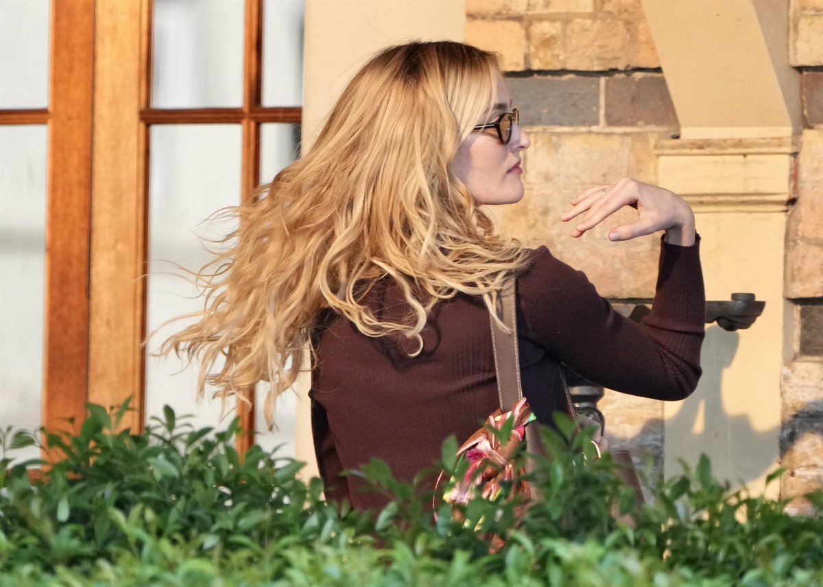 Sarah Pidgeon spotted on the set of ‘HONEYMOON WITH HARRYʼ in Brisbane, Australia.
