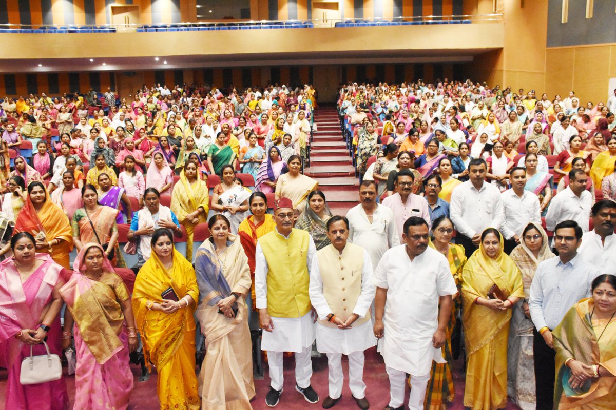 ProjsRewa's tweet image. उप मुख्यमंत्री श्री @rshuklabjp ने नारी शक्ति वंदन पखवाड़ा अंतर्गत नारी शक्ति पथ संचलन को हरी झण्डी दिखाकर रवाना किया।

@CMMadhyaPradesh
@DrMohanYadav51
@mp_wcdmp

#NariShaktiVandan #रीवा #Rewa #JansamparkMP