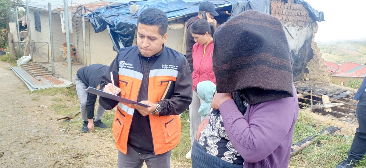 Riesgos_Ec's tweet photo. 📍 #Azuay

Tras los incendios estructurales registrados en los cantones #Pucará y #Sigsig que afectaron a 3 familias

El Gobierno Nacional, liderado por el presidente Daniel Noboa, está junto a la gente

A través de la Secretaría Nacional de Gestión de Riesgos, atendemos a las familias damnificadas por los incendios estructurales.

La asistencia fue entregada en:

🟪 Sigsig, sector Shusho
🟪 Pucará, sector Manzanos

Seguimos en territorio, acompañando a nuestra gente y protegiendo vidas. 🇪🇨💜

@Presidencia_Ec
@CaroLozanoHaro 
@goberazuay 

#ElNuevoEcuador