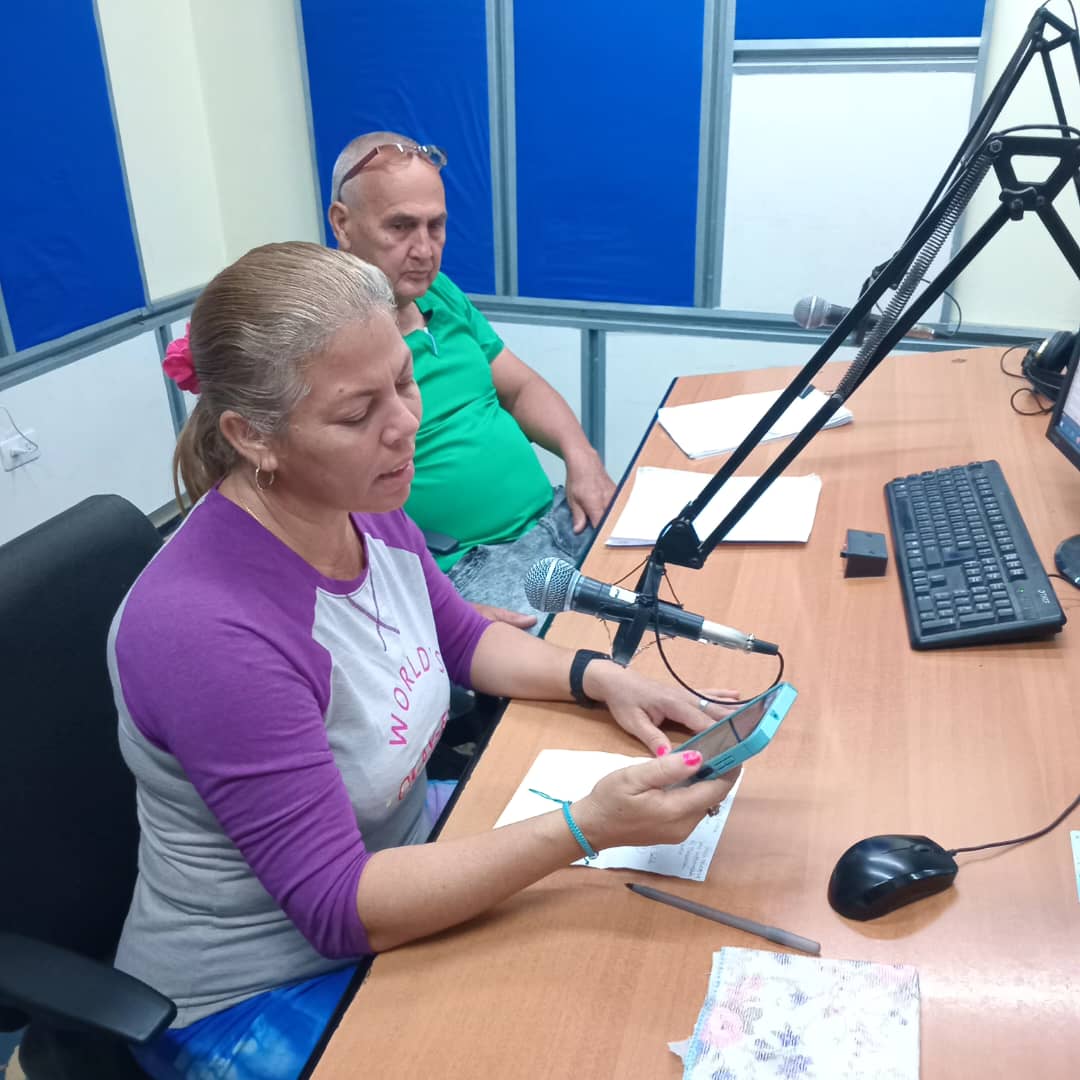 emisoranuevitas's tweet photo. @emisoranuevitas, recibió este jueves a Adalberto Álvarez y Yamilé Llorca, jefe del Programa de enfermedades de transmisión digestiva y promotora de Salud, respectivamente
🗣️ declaraciones acerca de la #HepatitisA 
#Nuevitas
#Camagüey
#Prosalud
@MINSAPCuba
https://t.co/RNxU1qYksE https://t.co/Ewe8Mfgx5V
