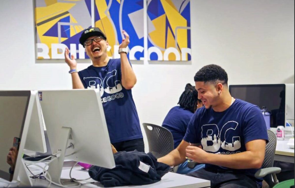 NBCUFoundation's tweet photo. La organización @bridgegood, ganadora de las @nbcuniversal #BecasdeImpacto, utiliza su beca para empoderar a la próxima generación con oportunidades de desarrollo profesional.
Aprende cómo la organización genera un impacto positivo en su comunidad:https://t.co/vlbzbGd4Gs https://t.co/rwJn1UqsRN