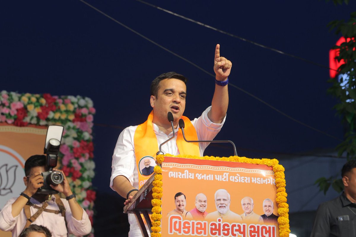 DDNewsGujarati's tweet image. ➡️વડોદરામાં નાયબ મુખ્યમંત્રી હર્ષ સંઘવીની અધ્યક્ષતામાં ‘વિકાસ સંકલ્પ સભા’ સંપન્ન:  .

➡️વડોદરાવાસીઓએ નાયબ મુખ્યમંત્રીનું કર્યું ભવ્ય સ્વાગત

➡️'નારી શક્તિ વંદન અધિનિયમ' દ્વારા દેશના નેતૃત્વમાં નવો સૂર્યોદય થશે : હર્ષ સંઘવી

#HarshSanghavi #Vadodara #VikasSankalpSabha