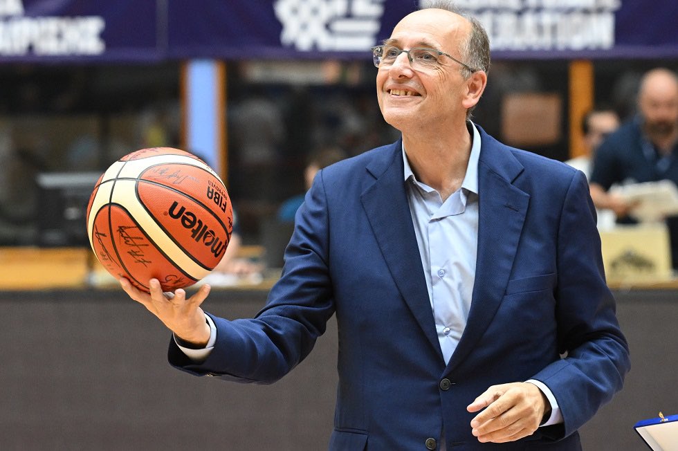Είναι ακόμα πρόεδρος της ΕΟΚ; Είναι δυνατόν να μην εχε ο παραιτηθεί ; #paobc