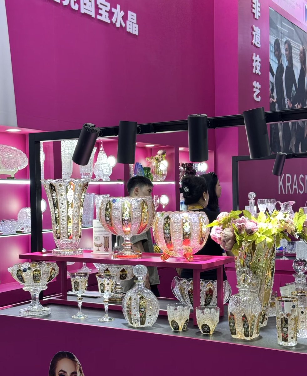 Flowersheepp's tweet photo. Hello Just landed at the 2026 Hainan Expo 🏝️
Already blown away by the energy, the brands, and the global crowd. 🌍✨
Let me show you this crazy consumer goods fair from my eyes. 👇

#HainanExpo2026 #XiaoboHub
 #Hainan #tour https://t.co/iVM6SnmmUn