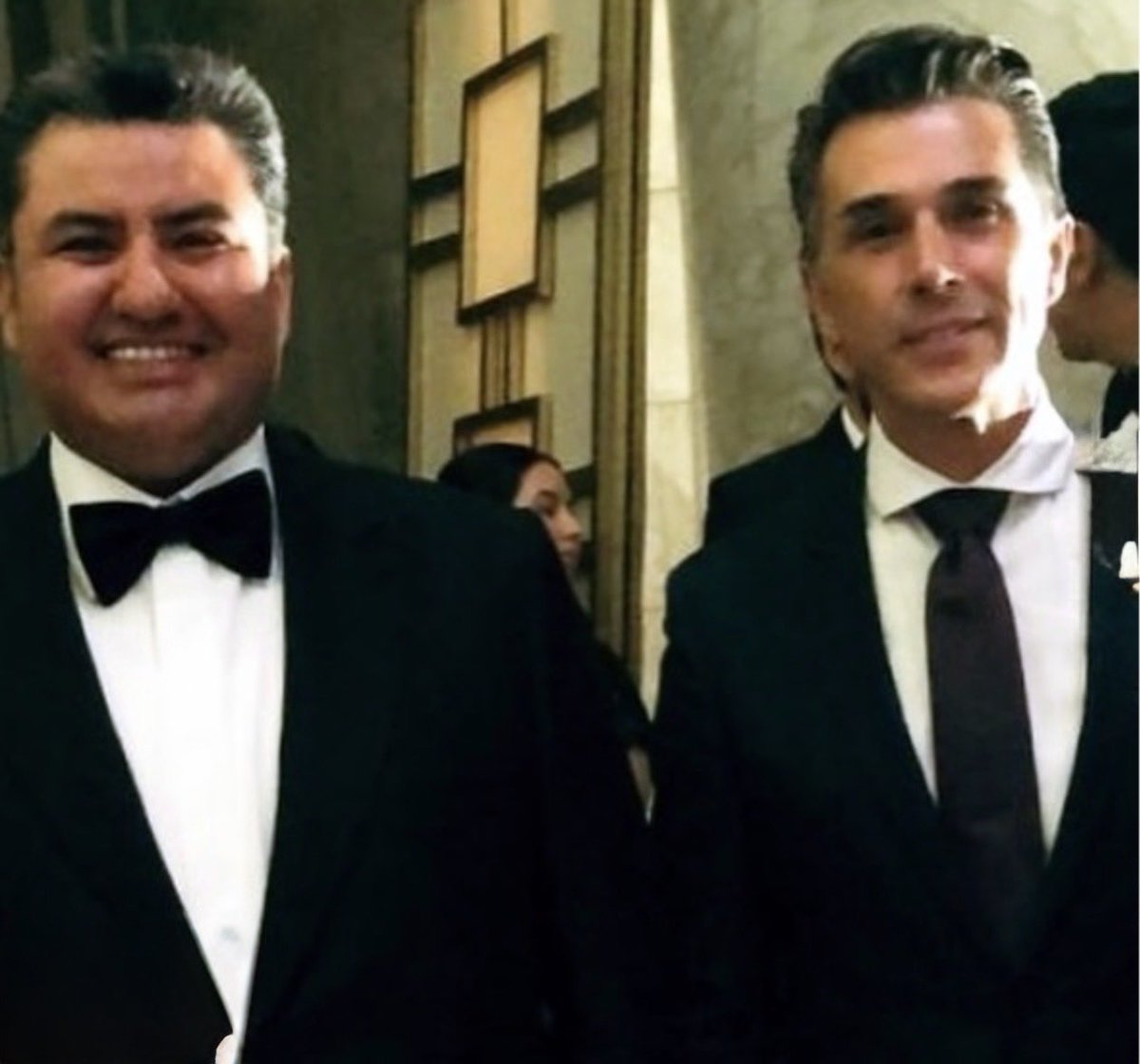 Que paso aquí <a href="/SergioMayerb/">Sergio Mayer B.</a> 
 ???? Pero no sea HECTOR PARRA O DANIELA PARRA PORQUE AHÍ SI MUEVES TUS INFLUENCIAS VERDAD???