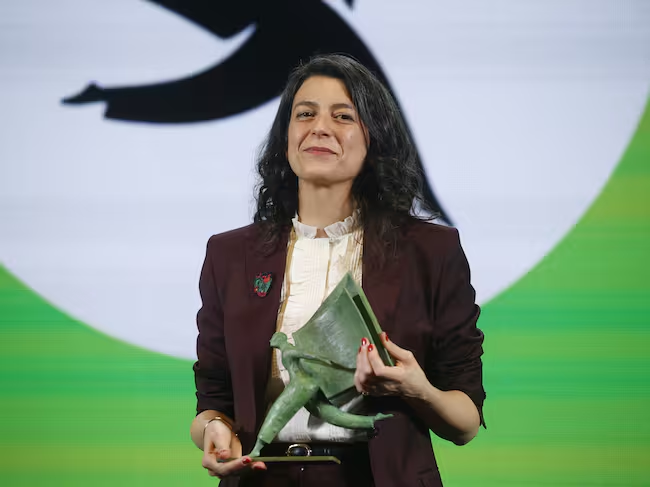 encasadeherrero's tweet photo. 🌸#JARDINDELASDELICIAS Samanta Schweblin gana el I Premio Aena de narrativa con 'El buen mal' 

🗣️Luis Herrero nos acerca las recomendaciones literarias y culturales de @BarilliAyanta 👇

📻#DIRECTO #EsHerrero
https://t.co/hL6P4BQTA8 https://t.co/B8qDx08AAU