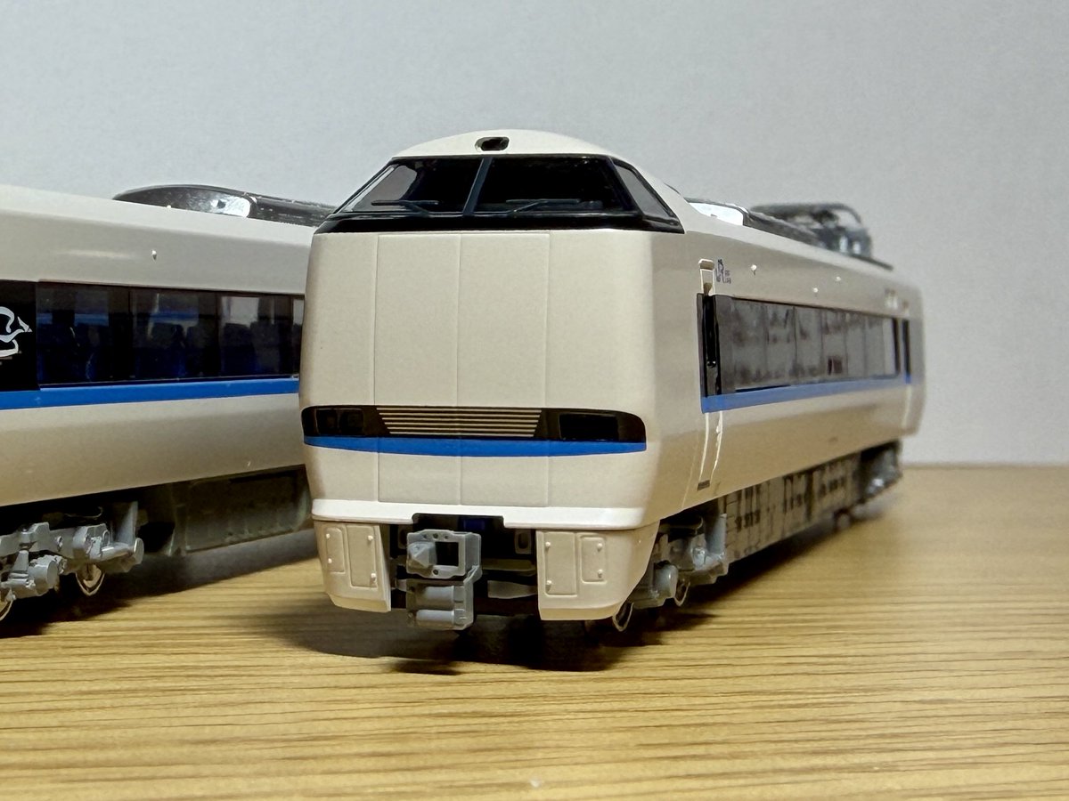 681系リニューアル車を購入。クハ680のライト周りが相変わらず製品のままではアレなので、黒を差したら良くなりました◎