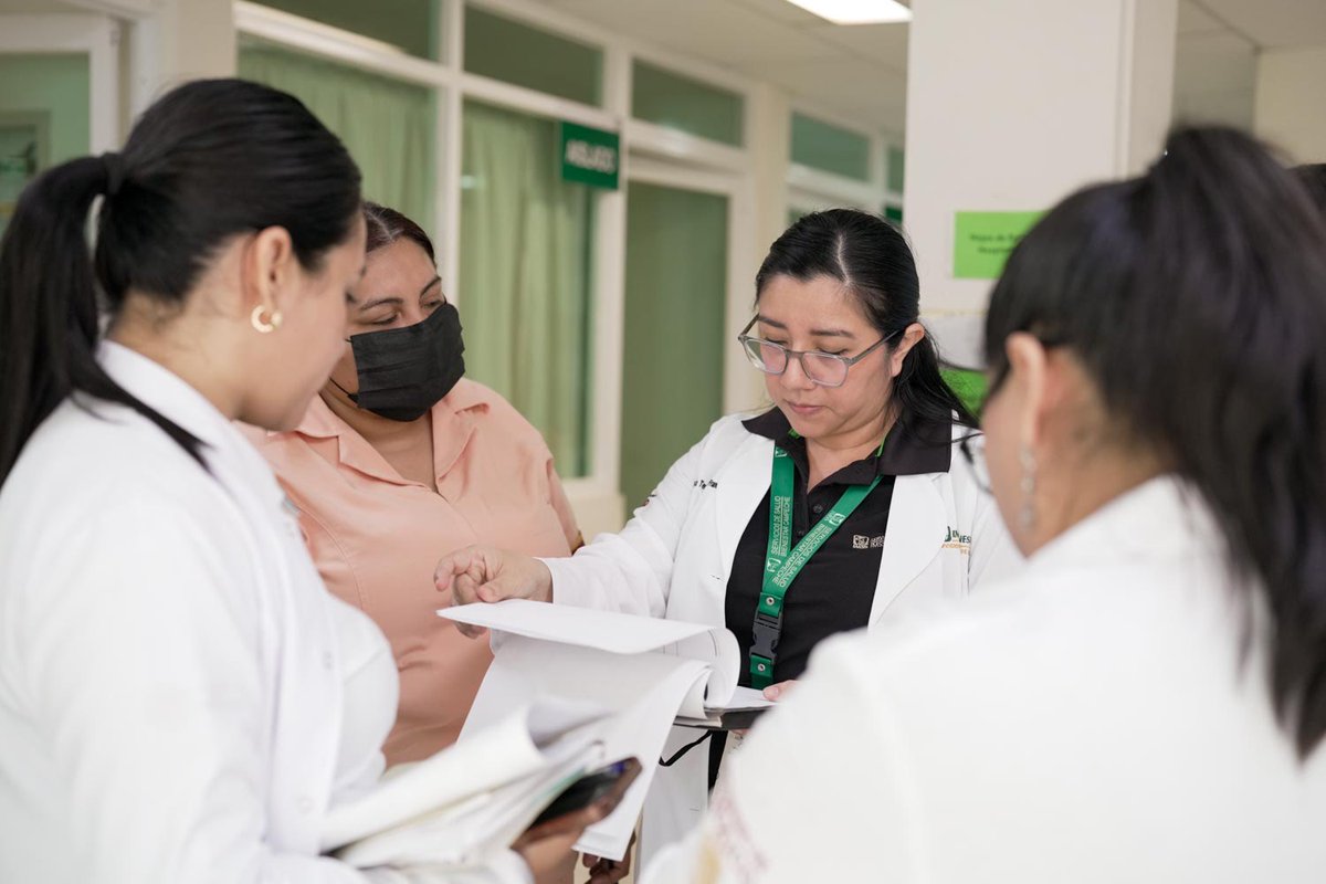 IMSSBCampeche's tweet photo. En el Hospital #IMSSBienestar de Sabancuy, el equipo regional dio seguimiento a las acciones enfocadas en fortalecer el abasto de medicamentos; se aplicaron encuestas a pacientes sobre trato digno y, además, se revisaron procesos en materia de calidad, epidemiología y enfermería. https://t.co/BSjVg5jKFC