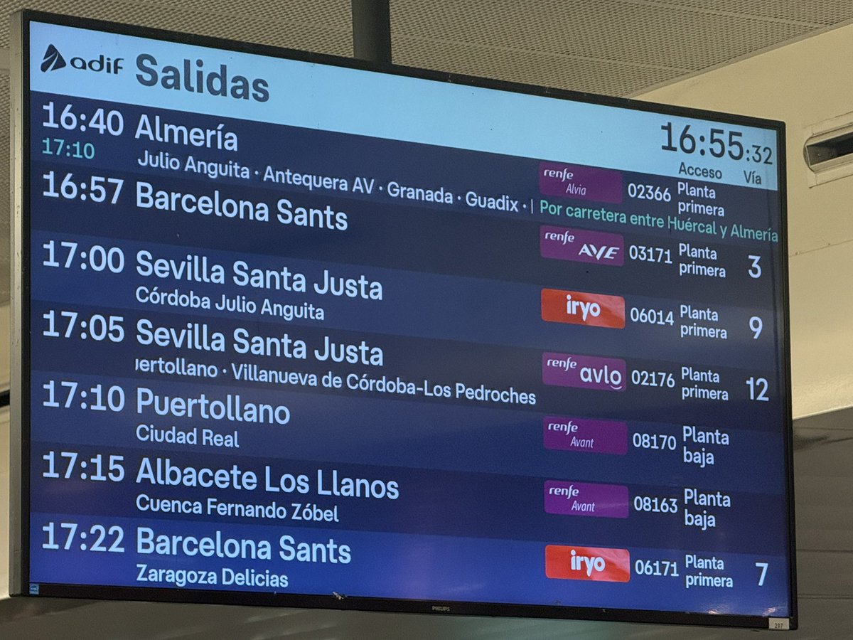 DrBlindman's tweet photo. No hace tanto q nuestros trenes eran el orgullo y no la vergüenza patria.

Además de retraso, mi ida y vuelta desde Antequera tiene sorpresa. Acabo de descubrir que son dos estaciones distintas y que tendré que coger un taxi para recoger mi coche (20 km)

#Renfe informa mal https://t.co/8IHu47nJvZ