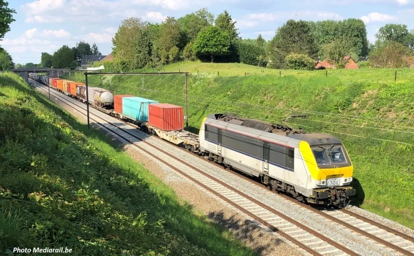 Mediarail's tweet image. Le transport ferroviaire de voyageurs en Europe dépasse  son niveau pré-pandémique en 2024, selon Eurostat, confirmant une tendance de fond. À l’inverse, le fret recule : en 2023, le rail ne représentait plus que 5,5 % du transport total. Détails⤵️
👉mediarail.wordpress.com/2025/01/06/rai… #RAIL