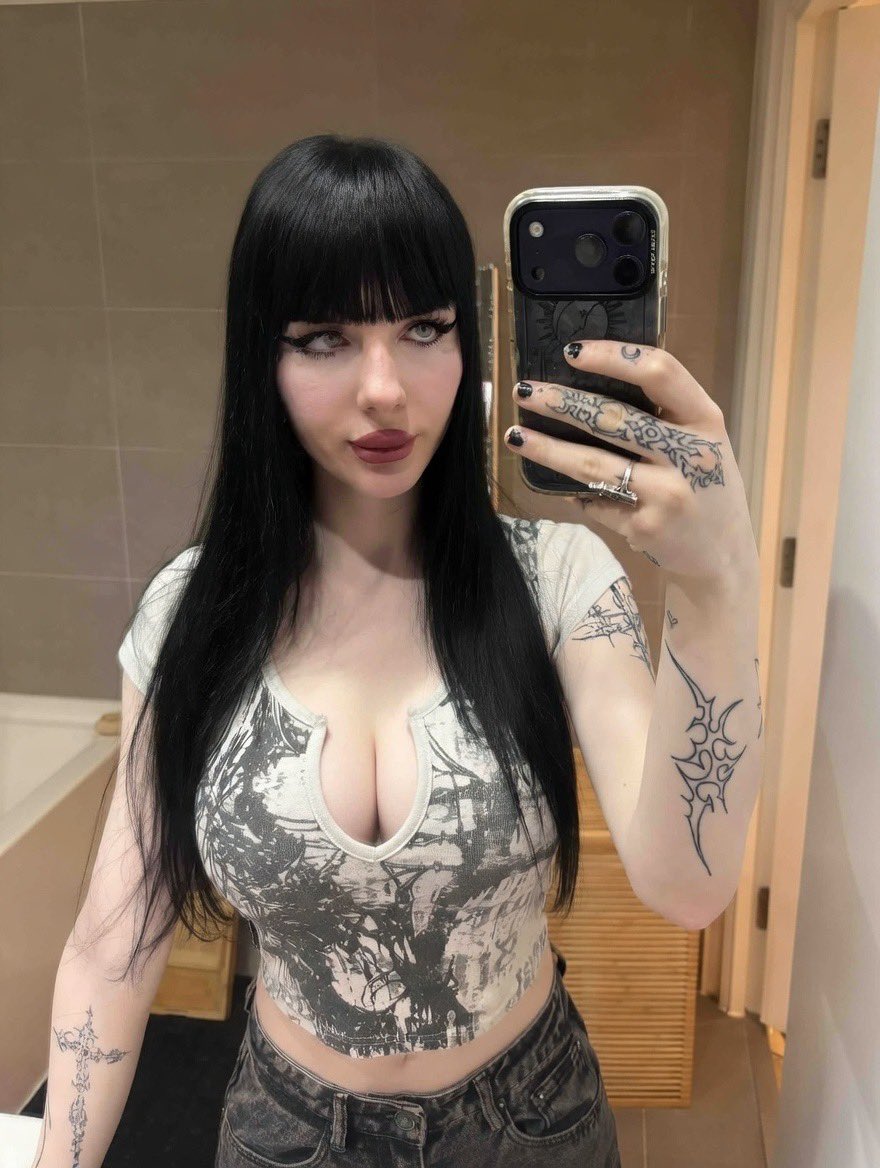 Winter 🖤 tweet media