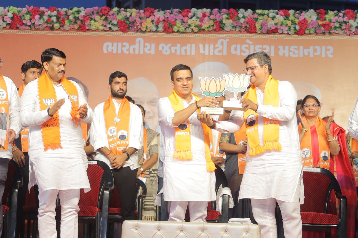 DDNewsGujarati's tweet image. ➡️વડોદરામાં નાયબ મુખ્યમંત્રી હર્ષ સંઘવીની અધ્યક્ષતામાં ‘વિકાસ સંકલ્પ સભા’ સંપન્ન:  .

➡️વડોદરાવાસીઓએ નાયબ મુખ્યમંત્રીનું કર્યું ભવ્ય સ્વાગત

➡️'નારી શક્તિ વંદન અધિનિયમ' દ્વારા દેશના નેતૃત્વમાં નવો સૂર્યોદય થશે : હર્ષ સંઘવી

#HarshSanghavi #Vadodara #VikasSankalpSabha