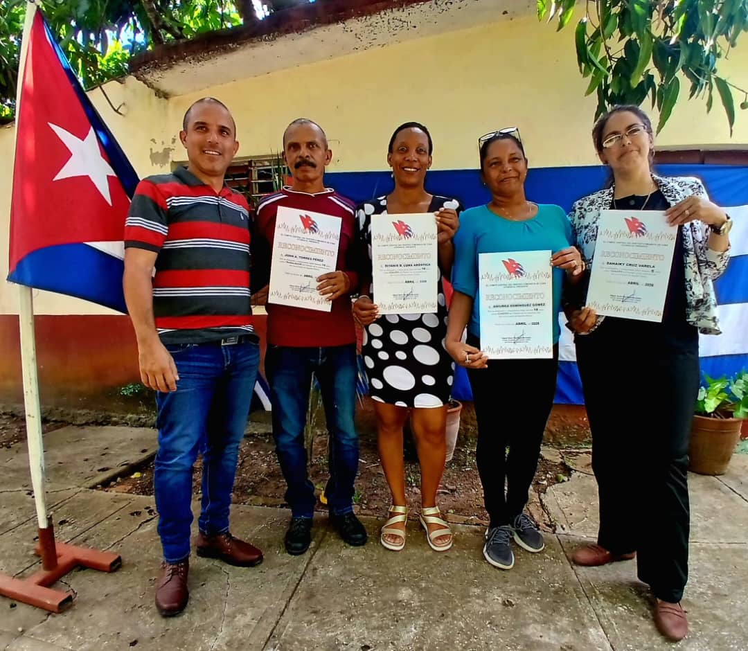 En el marco del aniversario de fundación del PCC, se realiza en #LaSierpe acto de entrega de reconocimiento a cuadros y trabajadores del Partido con 5, 10 y 15 años de trabajo en la organización.
#SanctiSpíritusEnMarcha