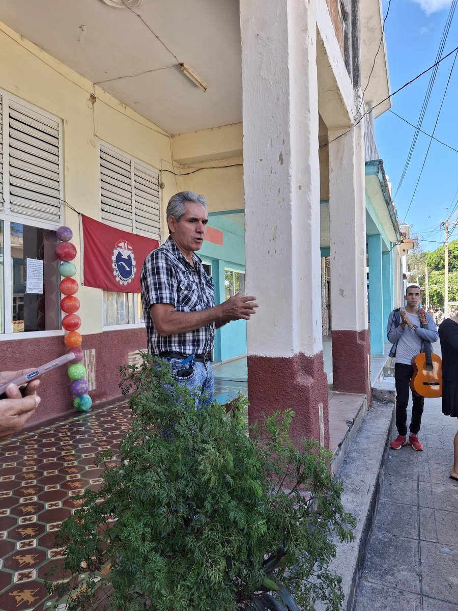 #ComercioCuba
#Vertientes #Camagüey. Los trabajadores del Comercio y la Gastronomía de Vertientes dan muestras de Reafirmación Revolucionaria y ratifican su participación en el desfile por el 1de Mayo. #AbajoelBloqueo 
#YosigoamiPresidente
#CubaEstáFirme 
##Vertientes