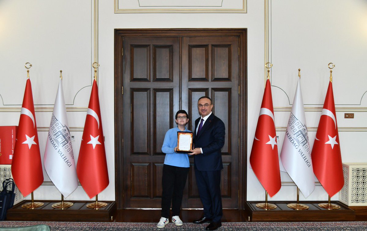 EvrenosbeyOO's tweet photo. Okulumuz öğrencisi Yağız Alp DENİZ Savunmadan Sanata: “Genç Tasarımlar Özel Gün Kartı ve Tişört Tasarım Yarışması”nda il 3.sü olmuştur. Dereceye giren öğrencimiz ödülünü Valimiz Sayın Recep SOYTÜRK’ün elinden almıştır.@IlceSarkoy @bariselma_ https://t.co/JEpehKRzw2