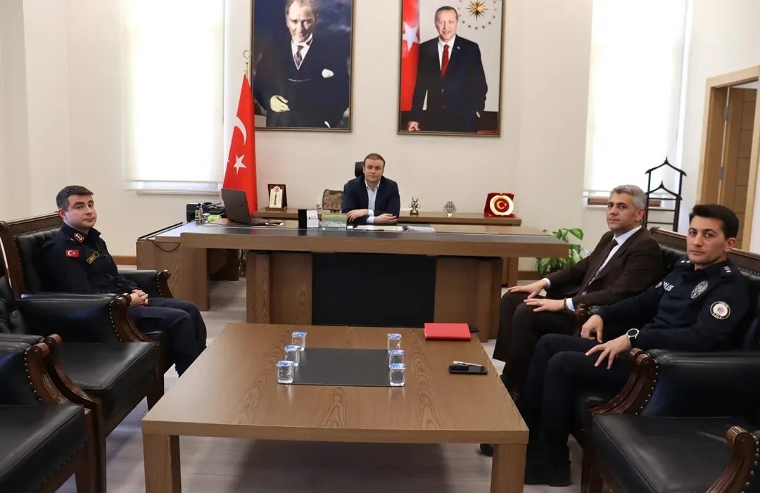 Kaymakamımız Sayın Meriç DİNÇER Başkanlığında, ilçemizde eğitim-öğretim ortamlarının daha güvenli hale getirilmesine yönelik önemli bir toplantı gerçekleştirildi.
<a href="/tcmeb/">Millî Eğitim Bakanlığı</a>
<a href="/Yusuf__Tekin/">Yusuf Tekin</a>
<a href="/Corum19MEM/">Çorum İl Milli Eğitim Müdürlüğü</a> 
<a href="/CemilCaglar60/">Cemil Çağlar</a> 
<a href="/emirsahin6133/">E.ŞHN</a>