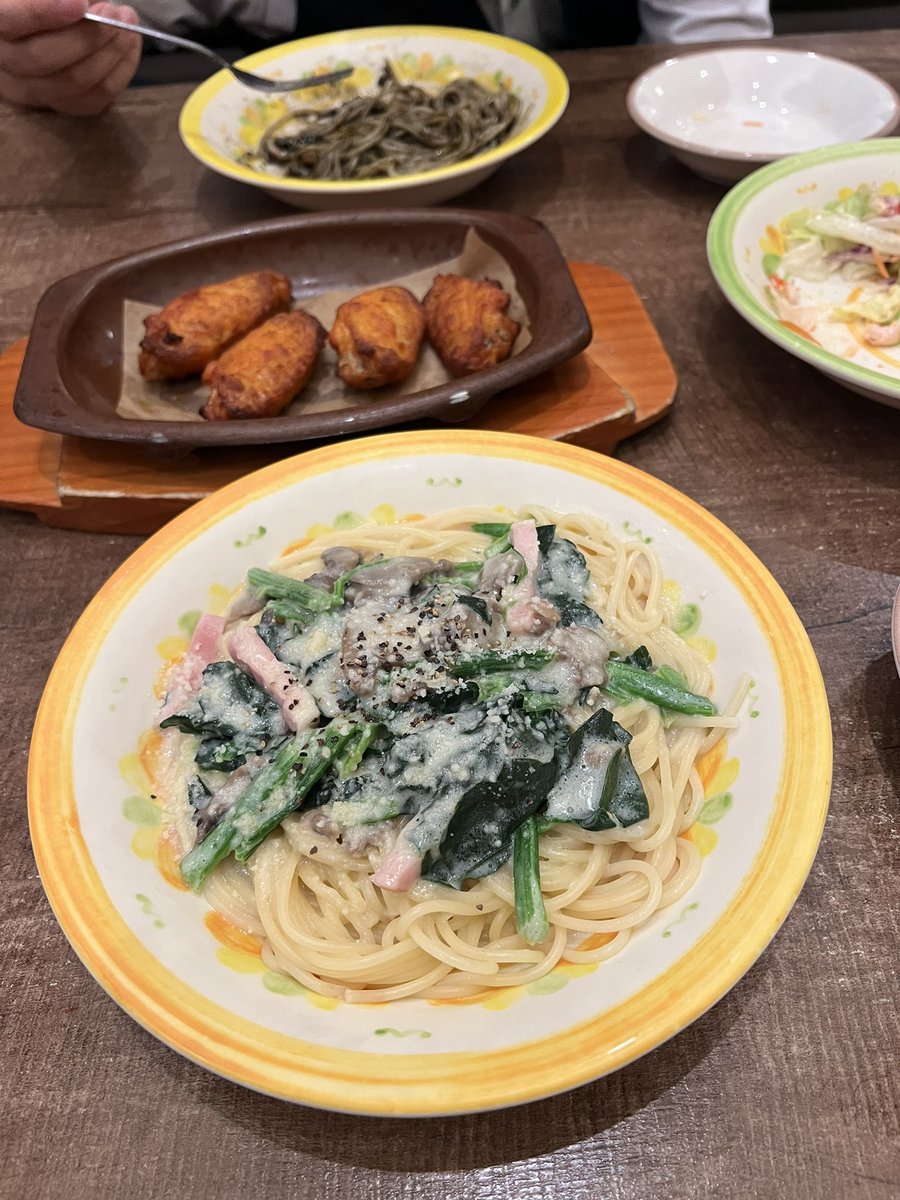 rin5_mgmg's tweet photo. サイゼリヤで大満足したおつかれさま会🍝
パスタ食べてサラダ食べてチキン食べて2000円しないなんて最高すぎる。近々サイゼ飲み会したいな🥺 https://t.co/lZFEd5I7d3