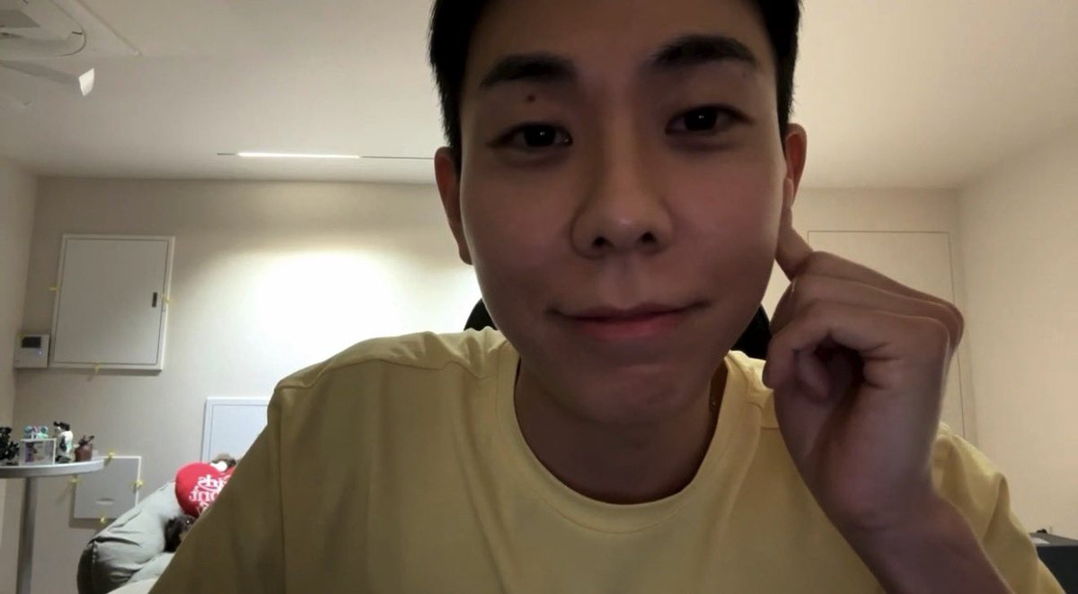 annacol99's tweet photo. โลโค่เล่าถึงเพลง MSG กับ stage ที่มิลลิแสดงในรายการ เล่ายาวเกือบ 7 นาทีแล้วแบบแววตาตอนเล่าคือแบบเหมือนอยากที่จะเล่าให้ใครฟังด้วยความปลื้มใจกับความภูมิใจอ่า รูปแคบตอนหลังเล่าจบ

ไม่ได้อวยจริงๆน้า นี่ก็ไม่เข้าใจเกานะ แต่ดูเพลินอ่ะ ค่อยเอามาแปลทีหลัง 😁 https://t.co/Ew9oTBB9PE