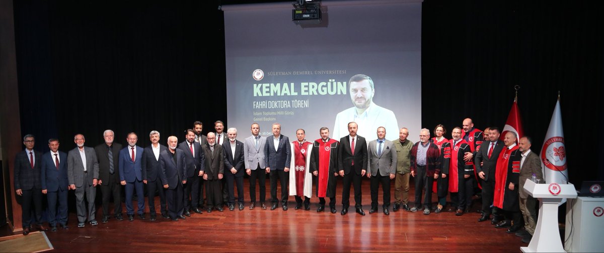 kemalerguen's tweet photo. Açık Teşekkür  

Süleyman Demirel Üniversitesi tarafından şahsıma tevdi edilen Fahri Doktora ünvanını, teşkilatımızın yarım asrı aşan hizmetlerinin ve ortak gayretinin bir nişanesi olarak büyük bir onurla kabul ettim.

Bu kıymetli taltif vesilesiyle başta Sayın Rektör Prof. Dr. Mehmet Saltan’a @profsaltan, üniversite senatosuna, akademik kadroya ve heyecanımıza ortak olan tüm gönül dostlarımıza içtenlikle çok teşekkür ediyorum.