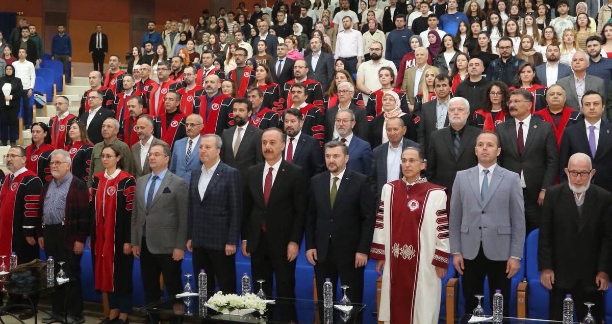 kemalerguen's tweet photo. Açık Teşekkür  

Süleyman Demirel Üniversitesi tarafından şahsıma tevdi edilen Fahri Doktora ünvanını, teşkilatımızın yarım asrı aşan hizmetlerinin ve ortak gayretinin bir nişanesi olarak büyük bir onurla kabul ettim.

Bu kıymetli taltif vesilesiyle başta Sayın Rektör Prof. Dr. Mehmet Saltan’a @profsaltan, üniversite senatosuna, akademik kadroya ve heyecanımıza ortak olan tüm gönül dostlarımıza içtenlikle çok teşekkür ediyorum.