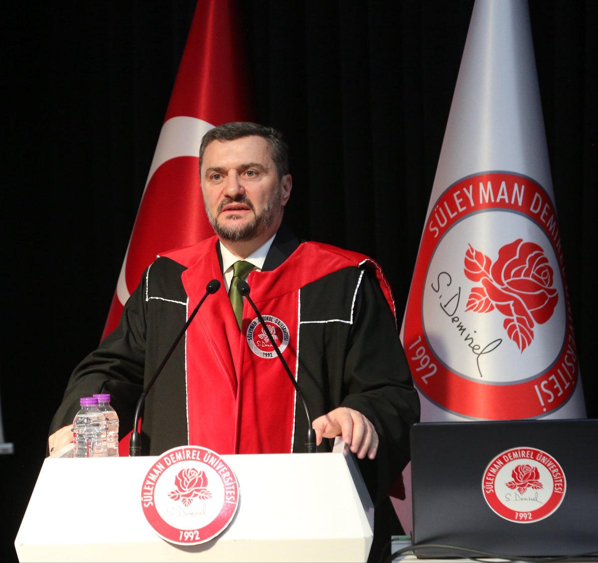 kemalerguen's tweet photo. Açık Teşekkür  

Süleyman Demirel Üniversitesi tarafından şahsıma tevdi edilen Fahri Doktora ünvanını, teşkilatımızın yarım asrı aşan hizmetlerinin ve ortak gayretinin bir nişanesi olarak büyük bir onurla kabul ettim.

Bu kıymetli taltif vesilesiyle başta Sayın Rektör Prof. Dr. Mehmet Saltan’a @profsaltan, üniversite senatosuna, akademik kadroya ve heyecanımıza ortak olan tüm gönül dostlarımıza içtenlikle çok teşekkür ediyorum.