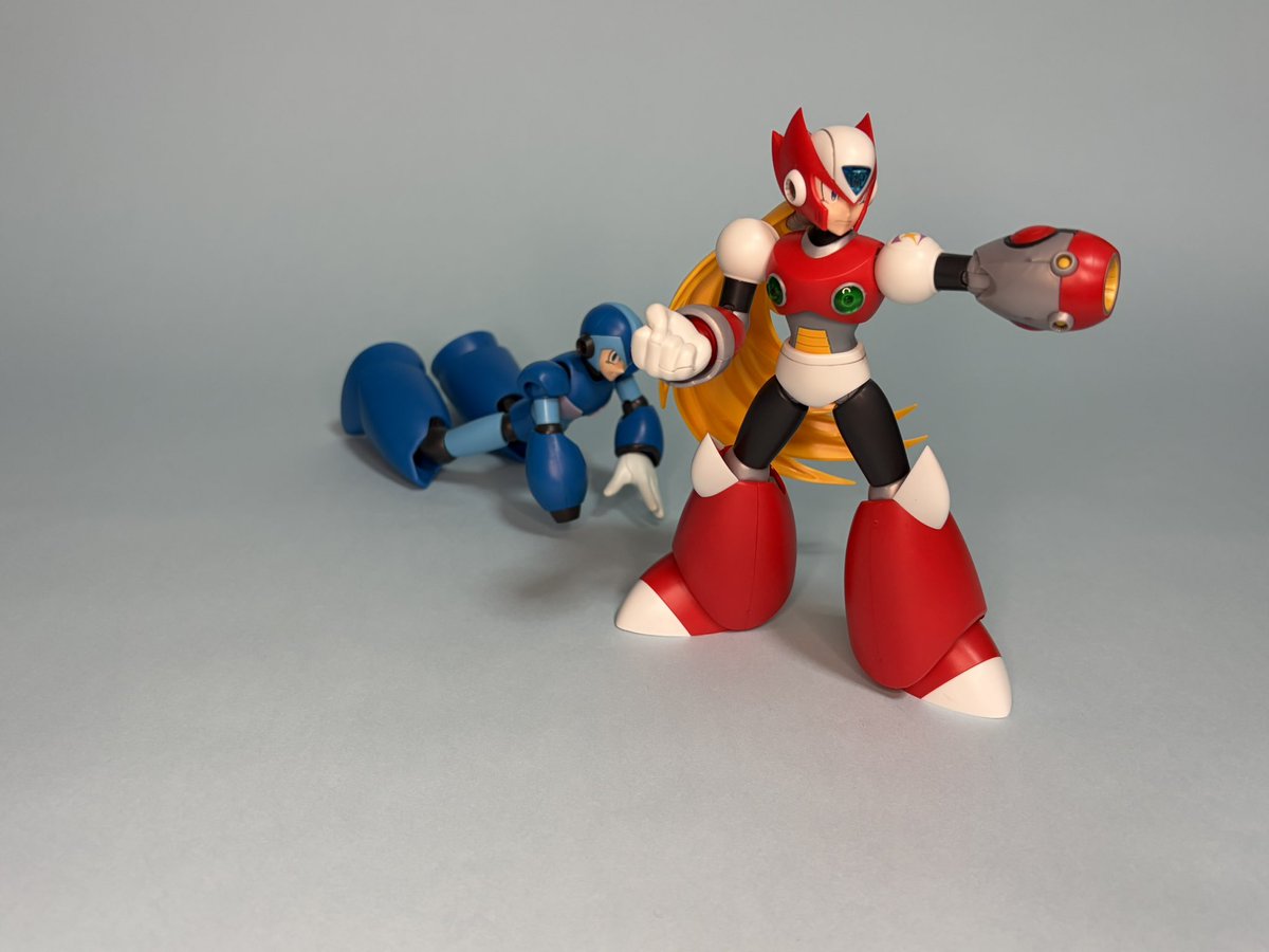 kurageice's tweet photo. ロックマンX時の初期ゼロ先輩完成！
デザインこそシンプルになっているがX3verに比べてブキヤのキャラプラは地味な進化を続けています。足首ポロリが改善されているぞ！
元祖ロックマンが発売されたのは15年前の2011年か、なかなかの歴史だ…

#コトブキヤ
#ロックマンX https://t.co/3zz0aDGe1c