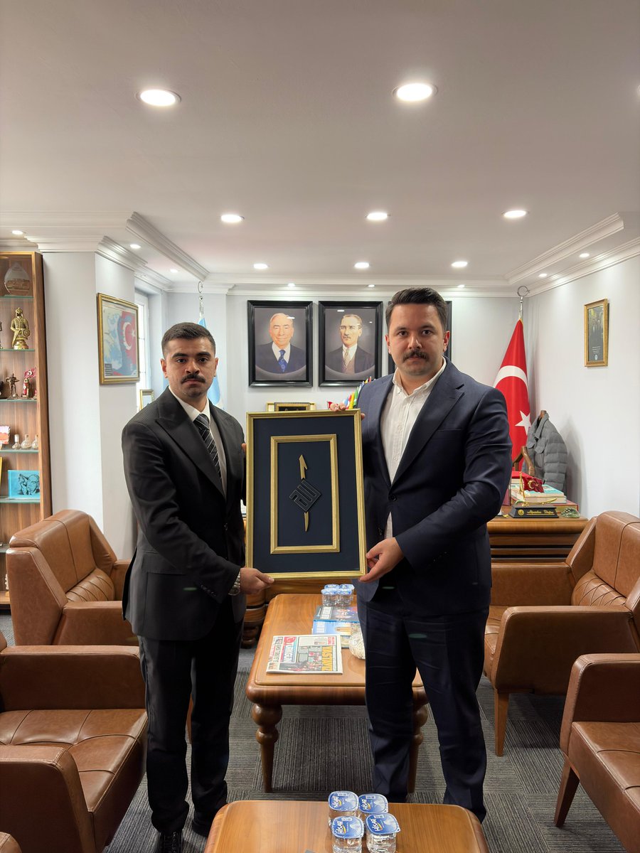 omerozer_x's tweet photo. Ümraniye Ülkü Ocakları olarak, Ülkü Ocakları İstanbul İl Başkanlığımızı ziyaret ederek İl Başkanımız Sayın Alparslan Doğan ve İstanbul İl Teşkilat Başkanımız Sayın Murat Yüksel ile çalışmalarımıza yönelik istişarelerde bulunduk. 

Kendilerinin emir ve talimatlarını aldık.

#ÜmraniyeÜlküOcakları

@Aalparslandogan
@MuratYukselMY