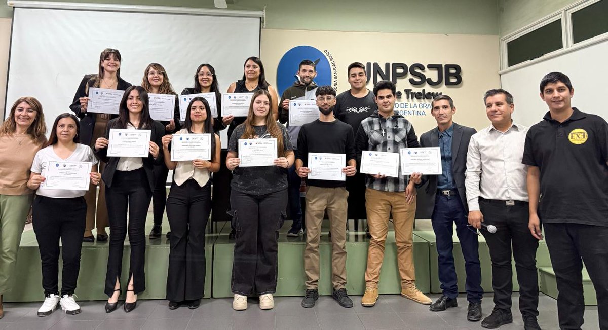 FacundoBall's tweet photo. Entregamos certificados de nuestras diplomaturas en Educación Financiera y en Inteligencia Artificial aplicada a los emprendimientos. Formación concreta, herramientas para el trabajo, la FCE UNPSJB no se detiene: forma, incluye y genera oportunidades reales https://t.co/dHIK5BV8xv