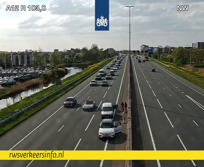 RWSverkeersinfo's tweet image. Drie voertuigen zijn betrokken bij een ongeval op de #A12 bij Veenendaal. De weginspecteur en berger zijn onderweg. Eén rijstrook is afgesloten in de richting van Arnhem. Dit zorgt voor een half uur extra reistijd.