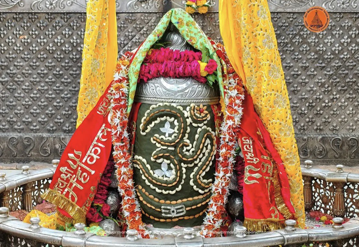 eOrganiser's tweet image. Sandhya Aarti Shringar Darshan at Shri Mahakaleshwar Jyotirlinga, Ujjain, Madhya Pradesh.

#Ujjain #Mahakaleshwar #MadhyaPradesh