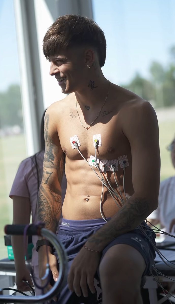 diesandro's tweet photo. Ta na moda agora jogador colocar piercing no umbigo? Eu achei sexy 🫢 https://t.co/DzOYgKMqnS