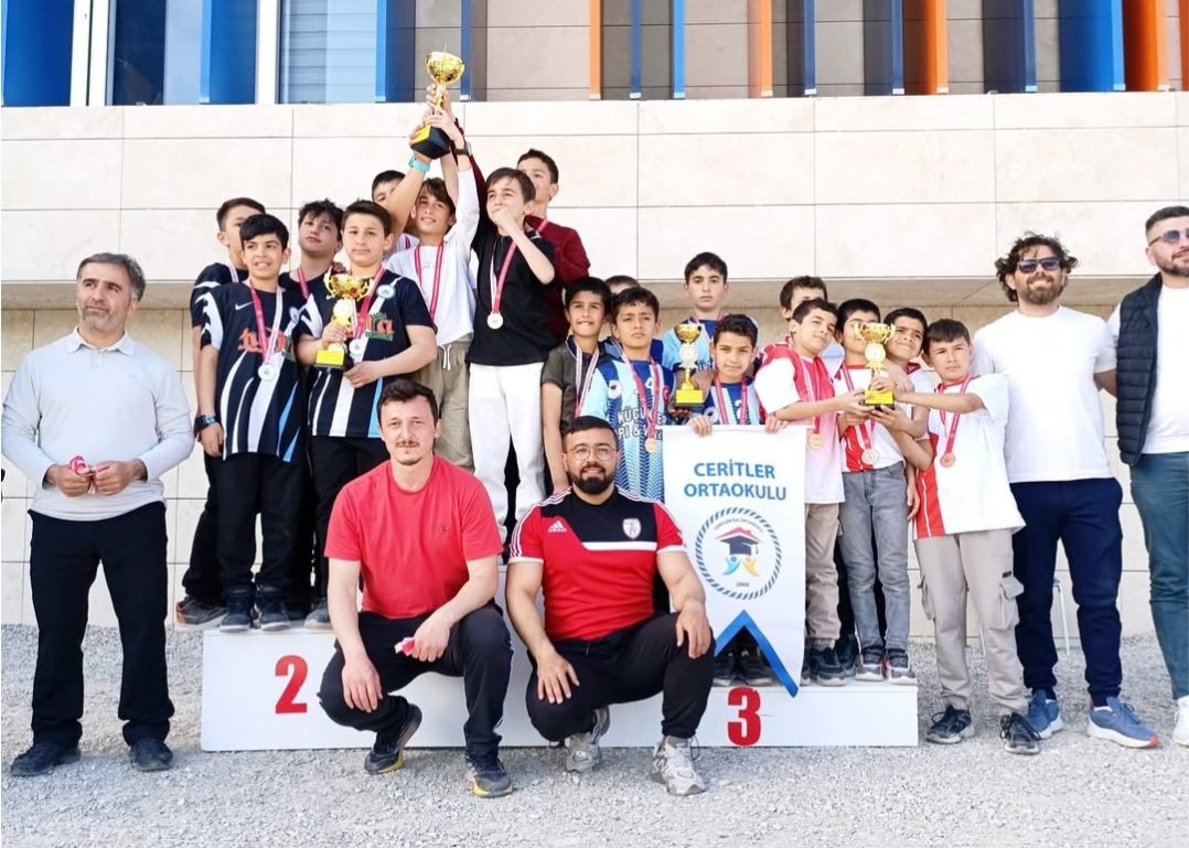 İlçemiz 🏫 Ceritler İlkokulu Ortaokulunda bir başarı daha 🏆🏆
Bocce İl 3. olan Öğrencilerimizi ,öğretmenimizi tebrik ediyoruz 👏👏

<a href="/tcmeb/">Millî Eğitim Bakanlığı</a> 
<a href="/Yusuf__Tekin/">Yusuf Tekin</a>
<a href="/Corum19MEM/">Çorum İl Milli Eğitim Müdürlüğü</a>
<a href="/CemilCaglar60/">Cemil Çağlar</a>
<a href="/emirsahin6133/">E.ŞHN</a>