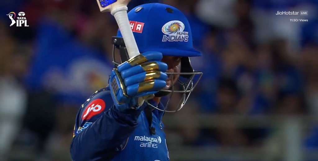 KagaSir41038's tweet photo. @CricCrazyJohns ROHIT SHARMA & the entire MI dressing room standing for QDK 🥹💙
That’s respect. That’s team spirit. That’s Mumbai Indians culture 🔥💙
A century that deserved a standing ovation 👏
#MI #IPL #QDK https://t.co/SRCcApEOQt