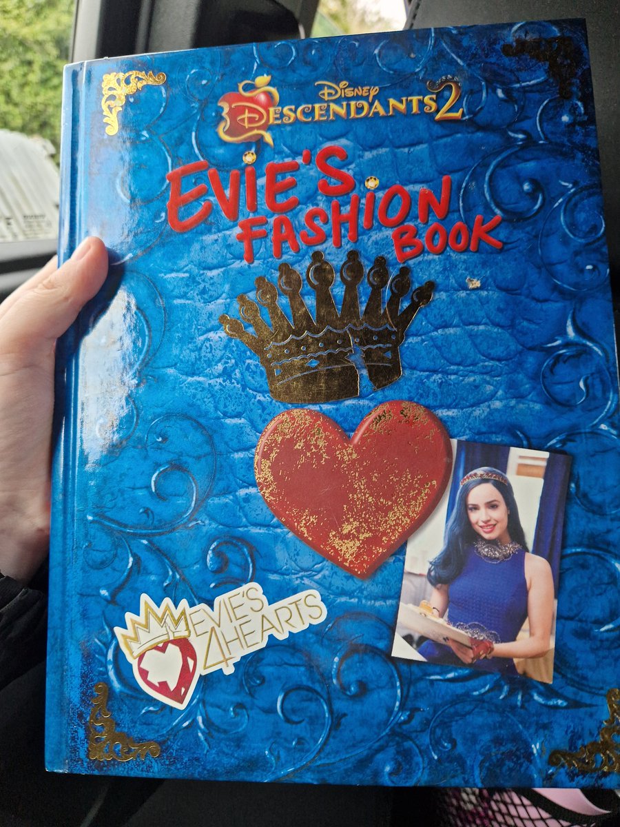 AlexRosexox's tweet photo. #decendants Evie book #sophiacarson #decendsntsfans https://t.co/xdoQ2f7fhT