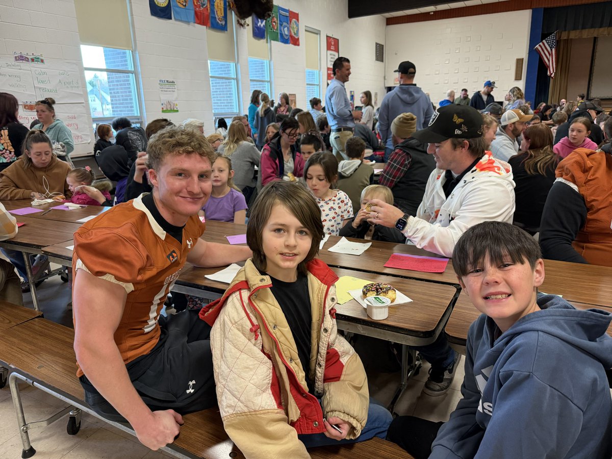 CoachKyleSamson's tweet image. Our guys had a blast helping out the last 3 days with Donuts with Grownups at West Elementary! 
#Community
#Family